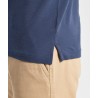 Polo homme personnalisable – photo officielle, détail de la fente latérale