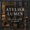 Lettrage adhésif A2 blanc sur vitrine sombre