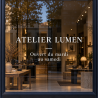Lettrage adhésif A2 blanc sur vitrine en fin de journée