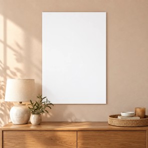 Affiche personnalisée 35 × 50 cm au format portrait, accrochée au-dessus d’une commode en bois