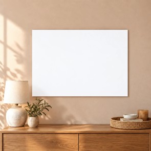 Affiche personnalisée 35 × 50 cm au format paysage, accrochée au-dessus d’une commode en bois