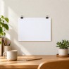 Affiche personnalisée A4 au format paysage, fixée par deux pinces au-dessus d’un bureau en bois