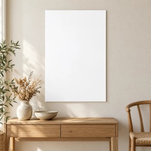 Affiche personnalisée 40 × 60 cm au format portrait, accrochée au-dessus d’une console en bois, à côté d’une chaise