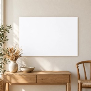 Affiche personnalisée 40 × 60 cm au format paysage, accrochée au-dessus d’une console en bois, à côté d’une chaise