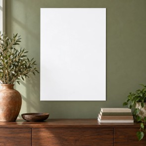 Affiche personnalisée A2 au format portrait, accrochée au-dessus d’un buffet en bois, sur un mur vert sauge