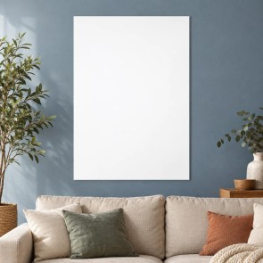 Affiche personnalisée A1 au format portrait, accrochée au-dessus d’un canapé en lin, sur un mur bleu-gris