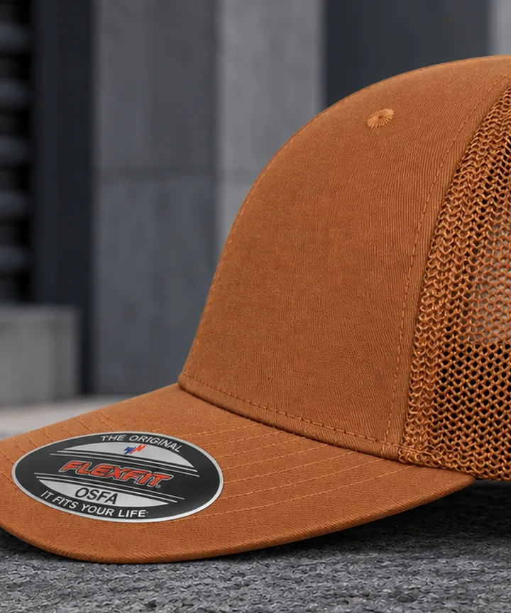 Profil de la casquette Flexfit 6511 camel, panneau avant et filet