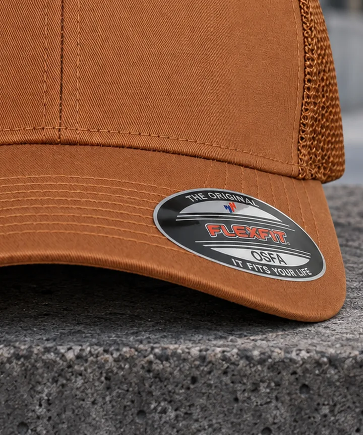 Visière incurvée surpiquée et pastille Flexfit de la casquette 6511 camel