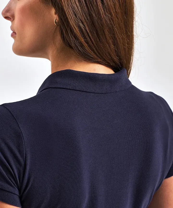Vue de dos du col d'un polo femme bleu marine porté