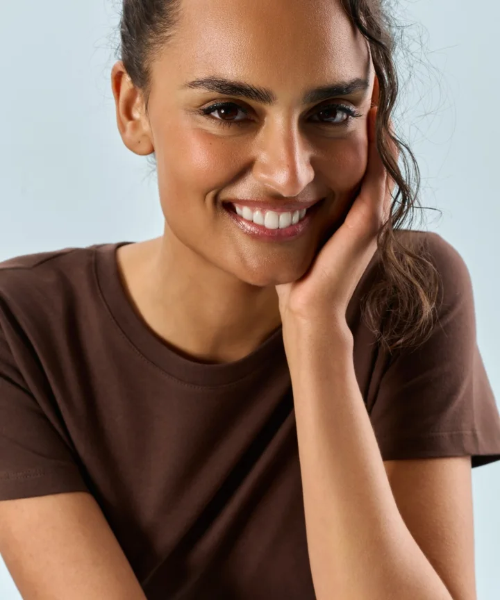 Gros plan sur le col rond du tee-shirt Sol's Imperial Women chocolat