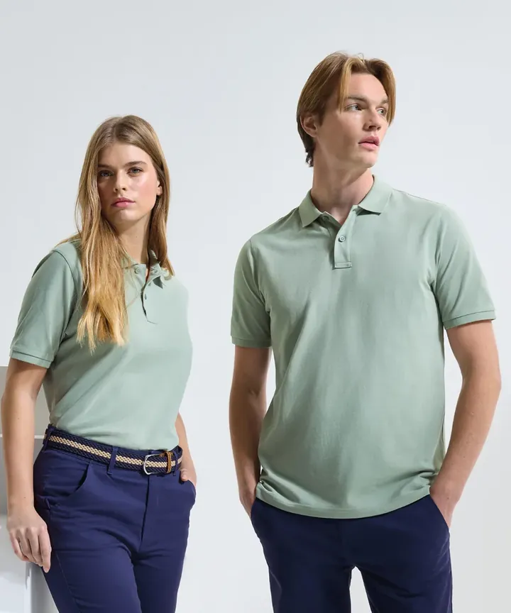 Un homme et une femme portant le même polo vert sauge, version homme et version femme