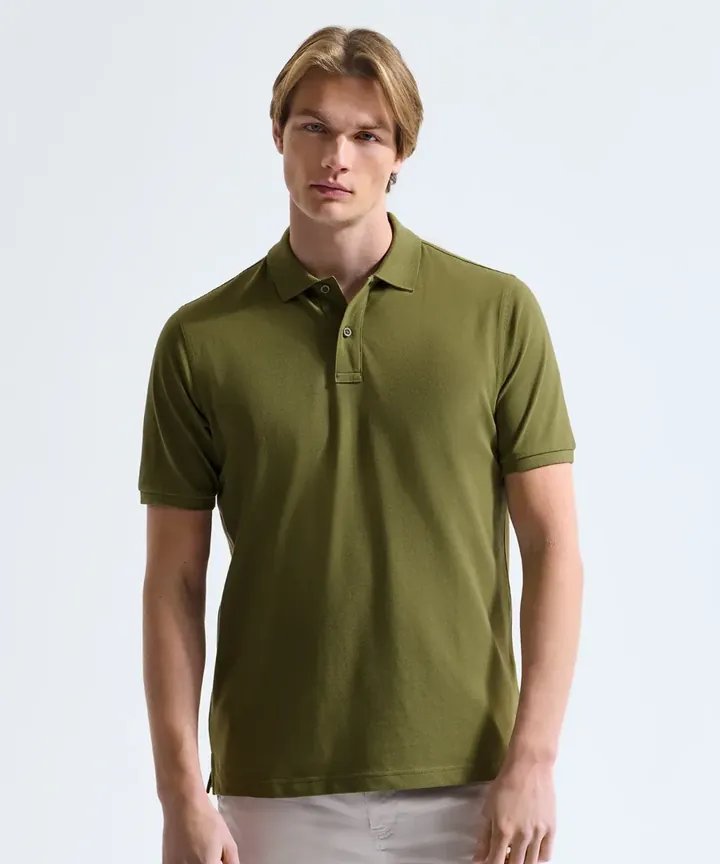 Homme portant un polo Asquith & Fox kaki à manches courtes, coupe classique