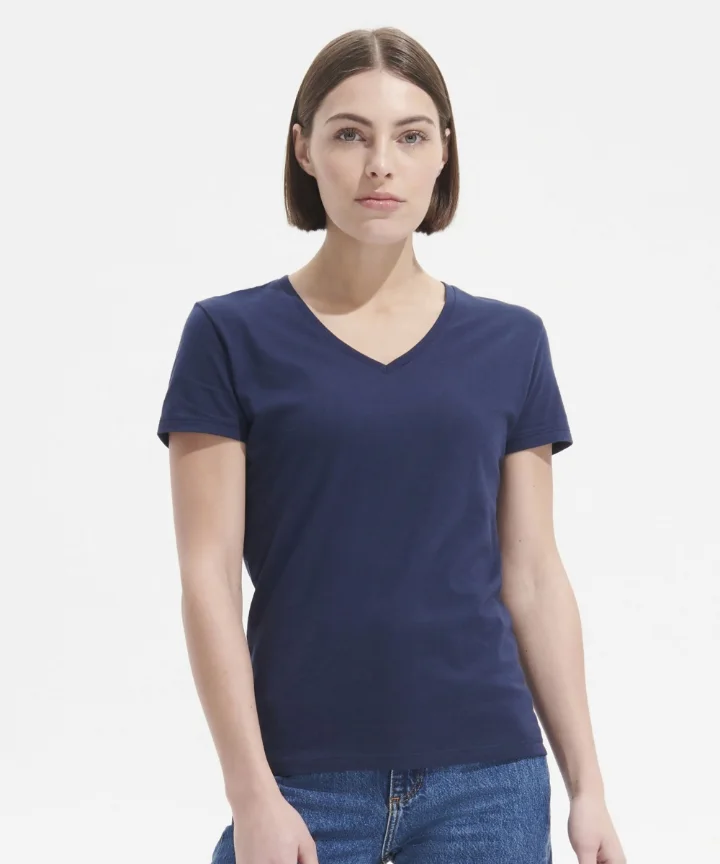 Femme portant le tee-shirt col V Sol's Imperial marine