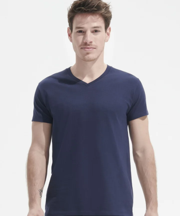 Homme portant le tee-shirt col V Sol's Imperial marine