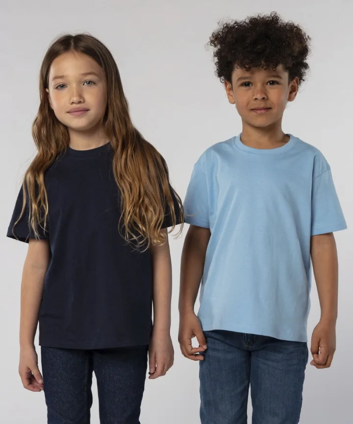 Deux enfants portant le tee-shirt Sol's Imperial Kids marine et ciel