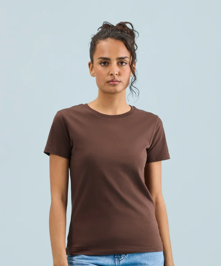 Femme portant le tee-shirt Sol's Imperial Women chocolat