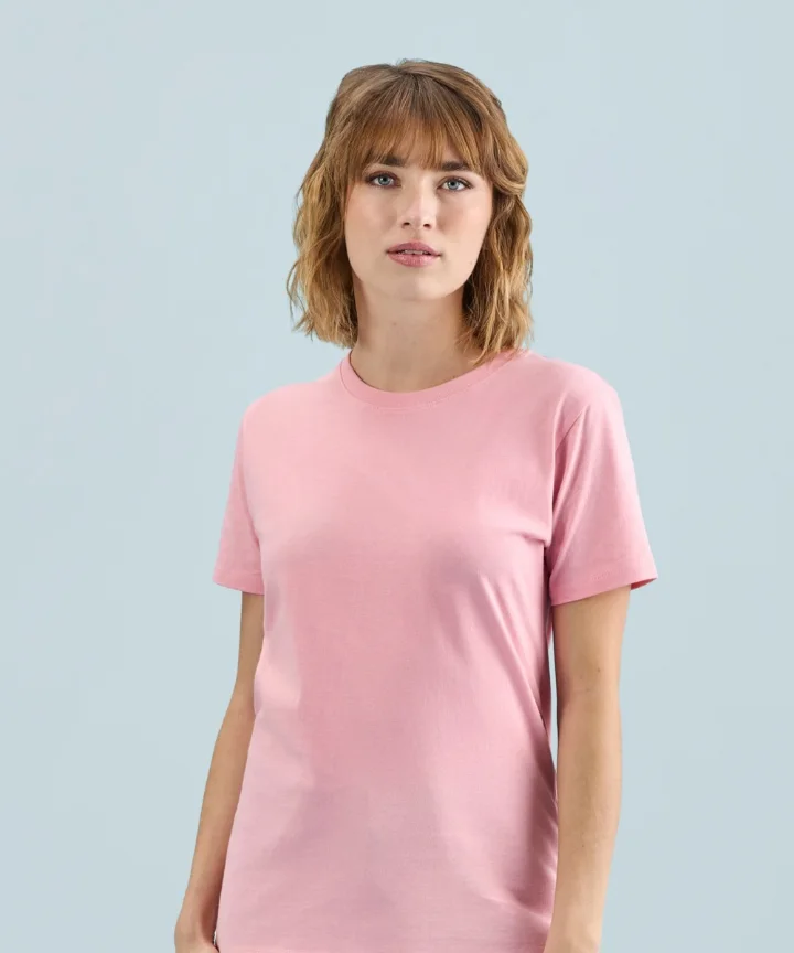 Femme portant le tee-shirt Sol's Imperial Women rose