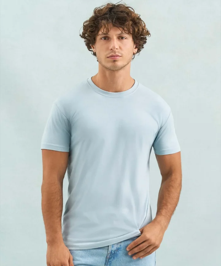 Homme portant le tee-shirt Sol's Imperial ciel, coupe droite
