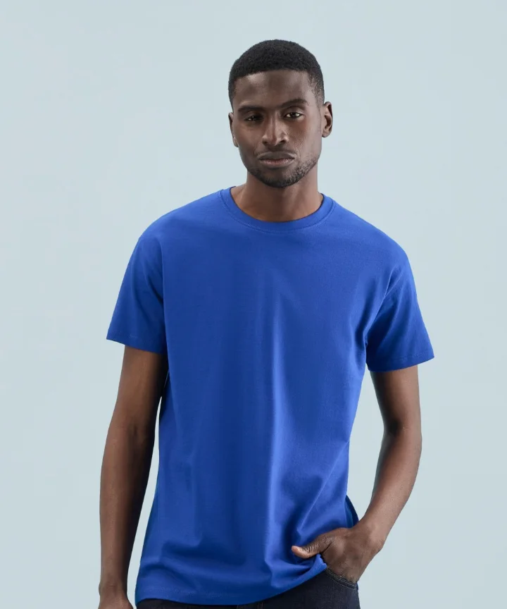 Homme portant le tee-shirt Sol's Imperial bleu royal