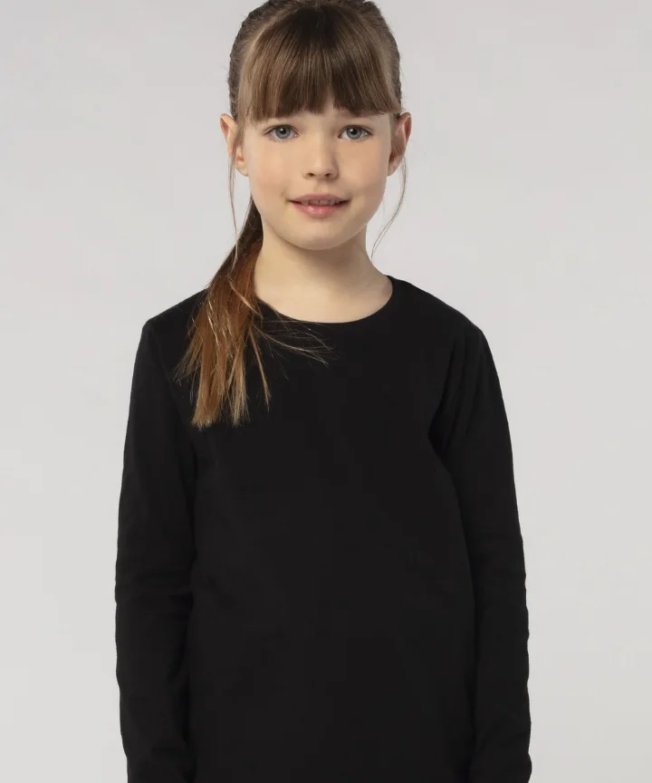 Enfant portant le tee-shirt manches longues Sol's Imperial noir