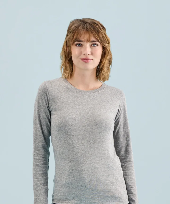 Femme portant le tee-shirt manches longues Sol's Imperial gris chiné