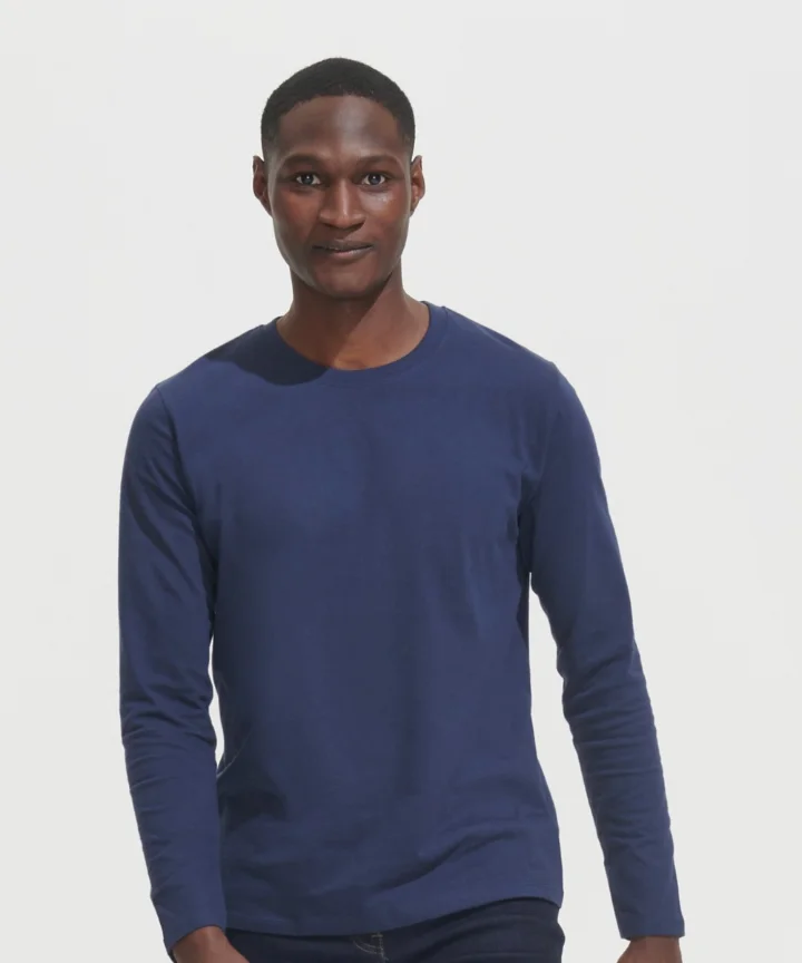 Homme portant le tee-shirt manches longues Sol's Imperial marine